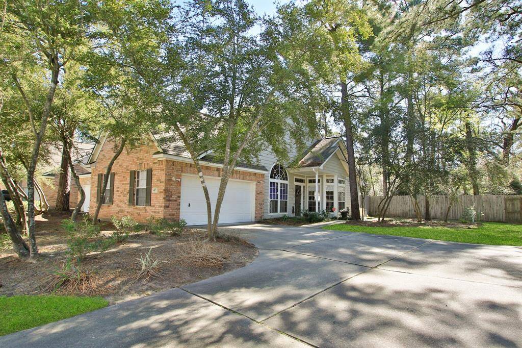 In addition to a side yard and back patio, the home also offers a large front yard, another rarity for a condominium in The Woodlands! This home is perfect as a starter or for those who are downsizing.