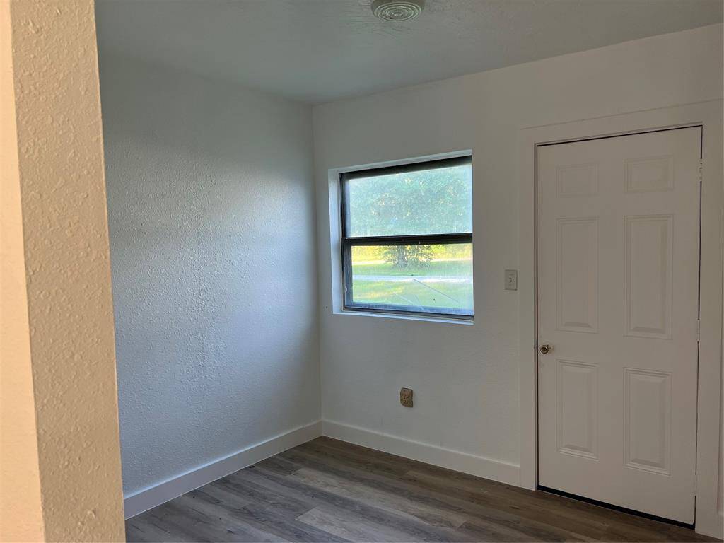 Office/extra room with its own separate entrance on the side of the house