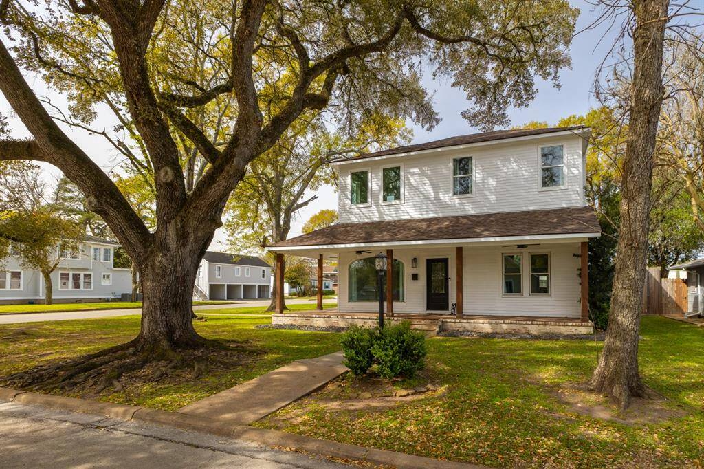 Large corner lot walking distance to downtown Sealy. View is from the intersection of Hardeman Street and 6th Street. The home faces Hardeman Street and the large shop (finished out with sheetrock and bathroom) faces 6th Street.
