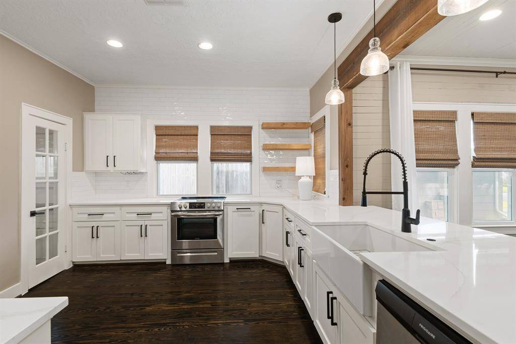 Brand new kitchen just recently remodeled. All water faucets inside and outside have fresh filtered, soft water. Water filtration system filters the particulates out of the water with a whole-home particulate filter, then goes to have all of the chemicals from the City of Sealy water removed from it, then feeds into a water softener meaning your appliances will last a long, long time.