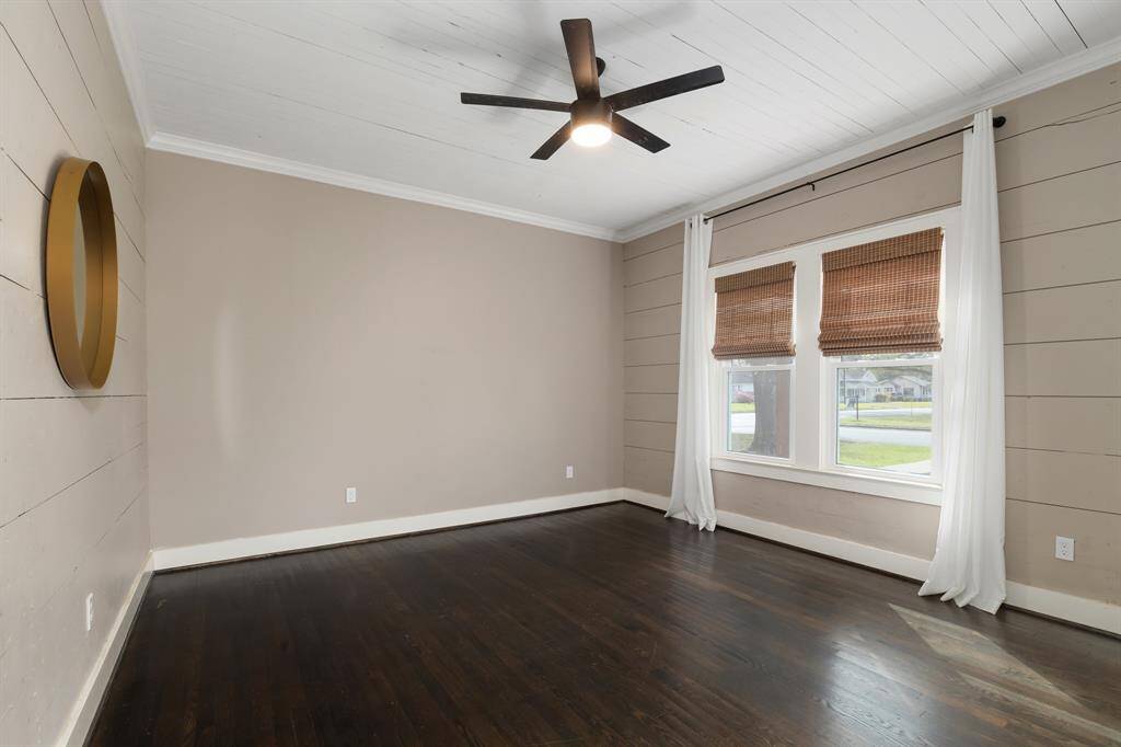 Guest bedroom, closet is to the right.