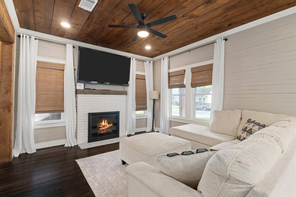 Living room features gas fireplace that works as it should.