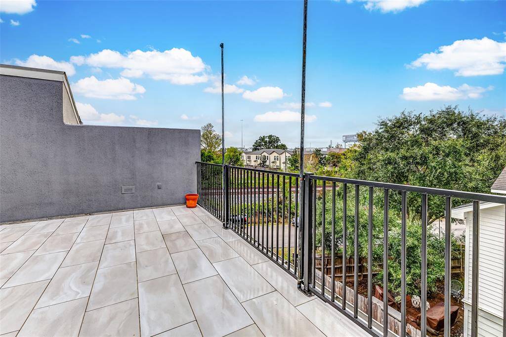 The patio has been updated withtile for your enjoyment. Straightahead you can see views ofDowntown- imagine hostingfriends for a dinner whileenjoying this view as thebackdrop with the Houstonskyline proudly glittering.
