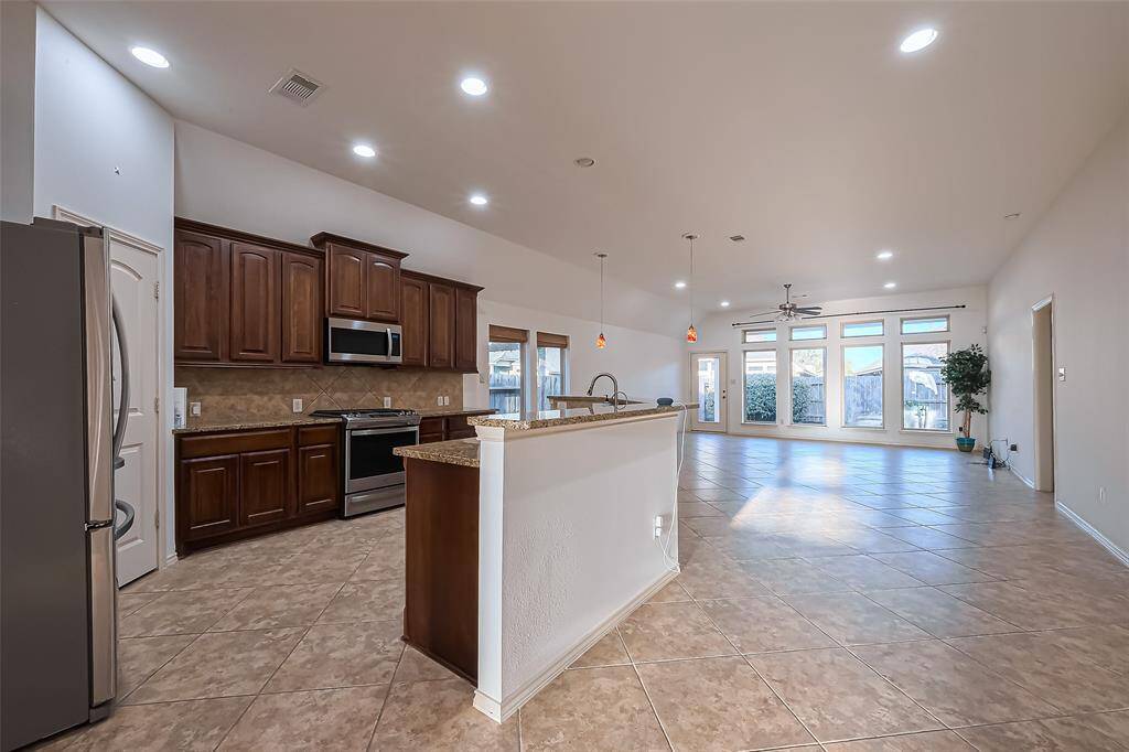 Large gourmet kitchen, open concept, great for entertaining