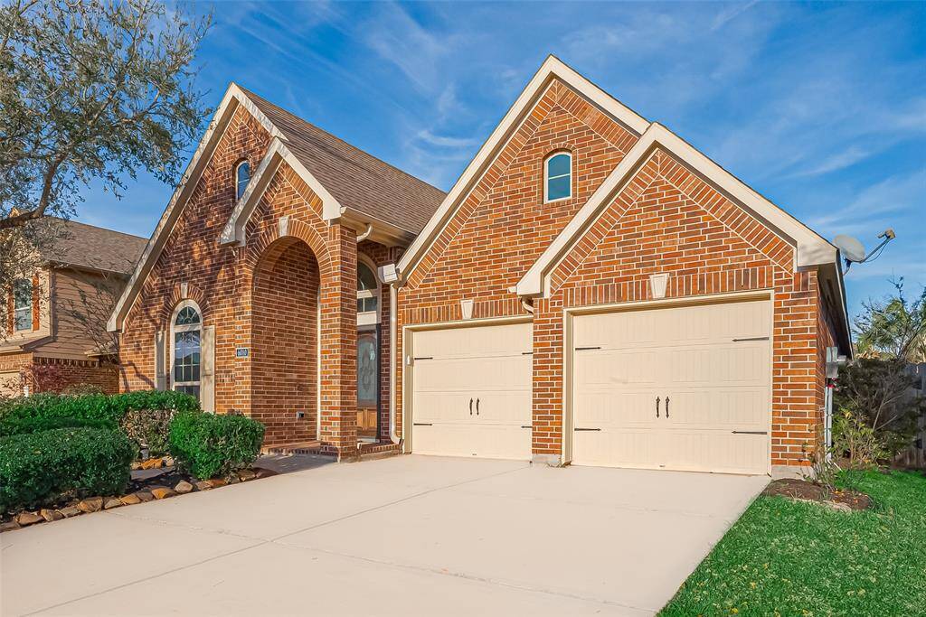 Two car garage, Double wide driveway
