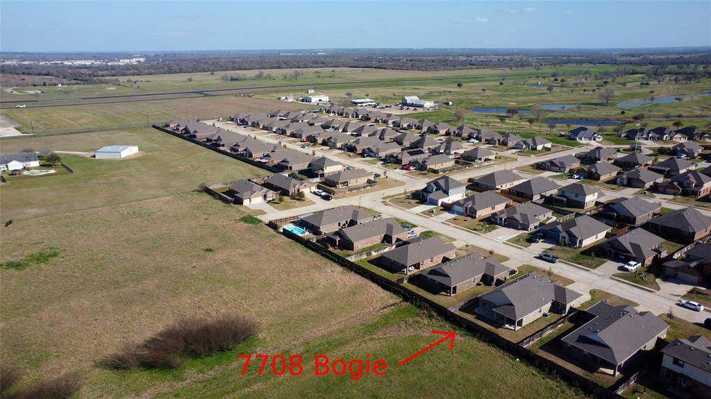 Like to fly? With the Navasota Municipal Airport near the neighborhood, getting into your plane and taking off is easy!