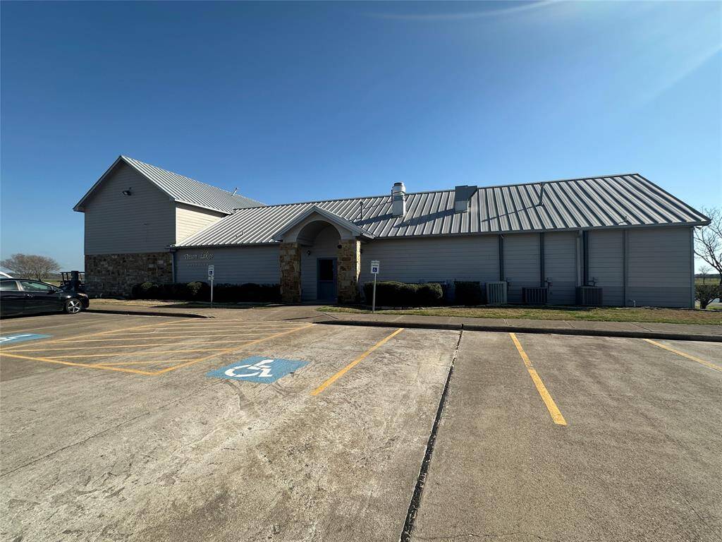Pecan Lakes Golf Club is next to the neighborhood! A membership is required and not included with the HOA fees.