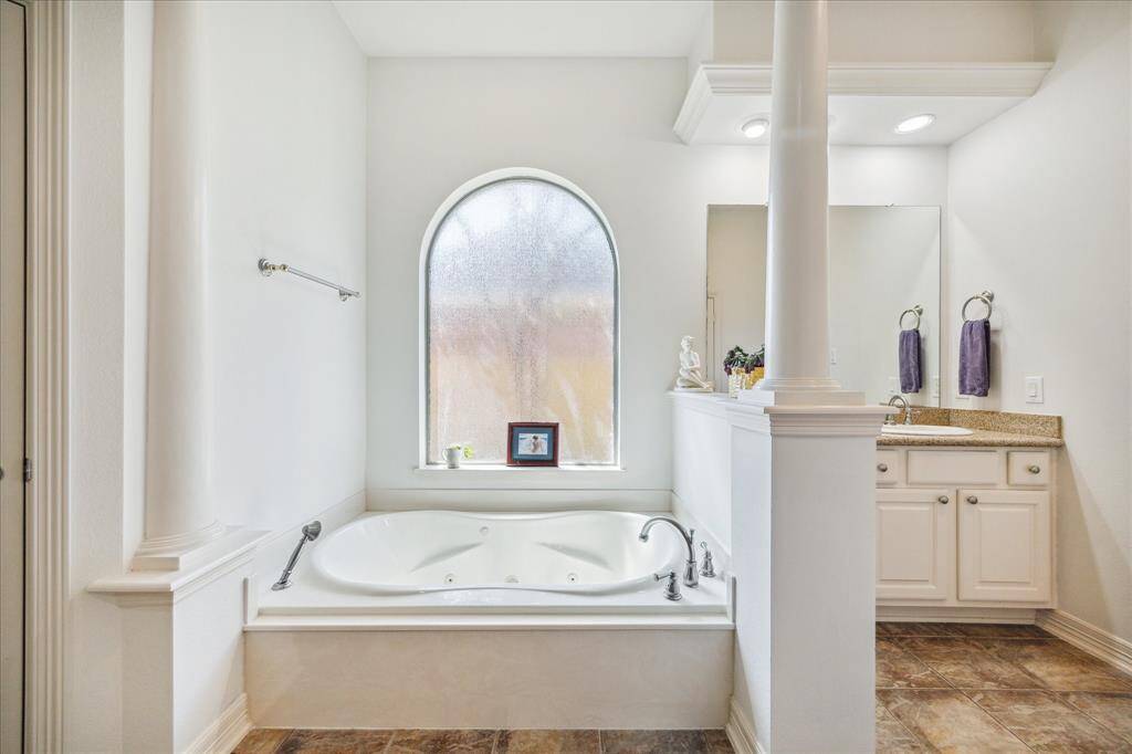 Primary Bathroom with 2 Sinks and Jetted Tub