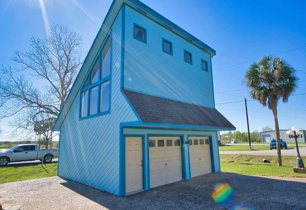 Detached 2 Car Garage w/guest quarters above
