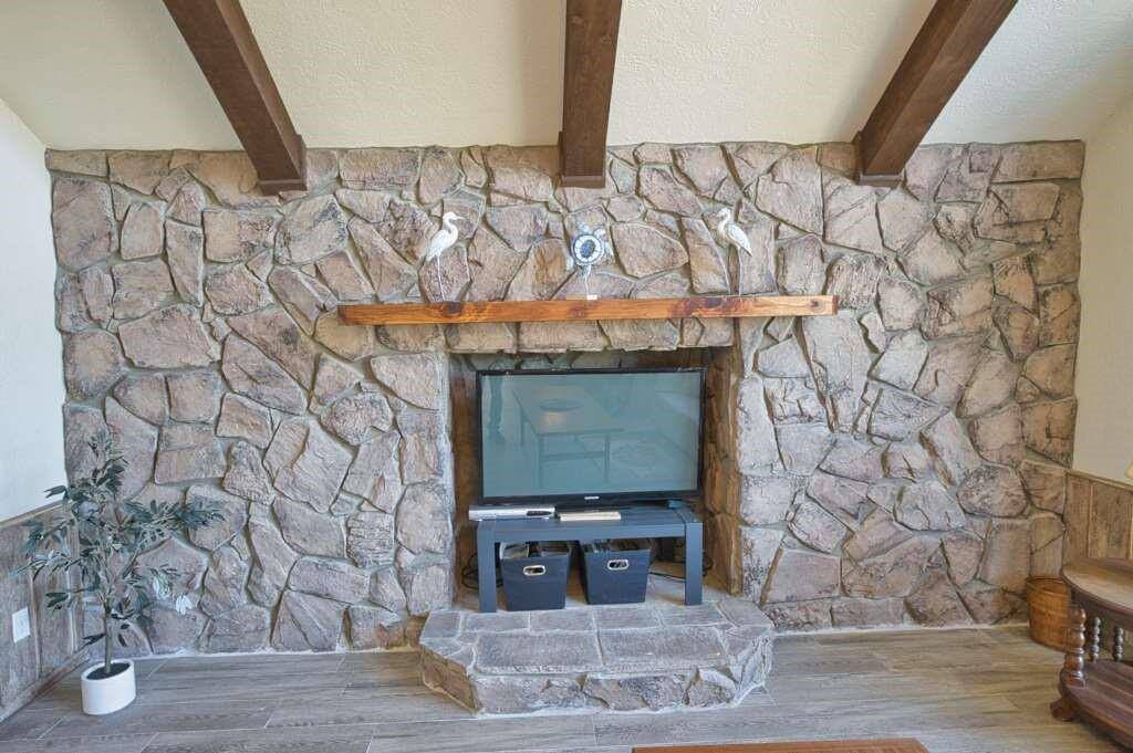 Fireplace has been sealed but still could put an Electric insert there.