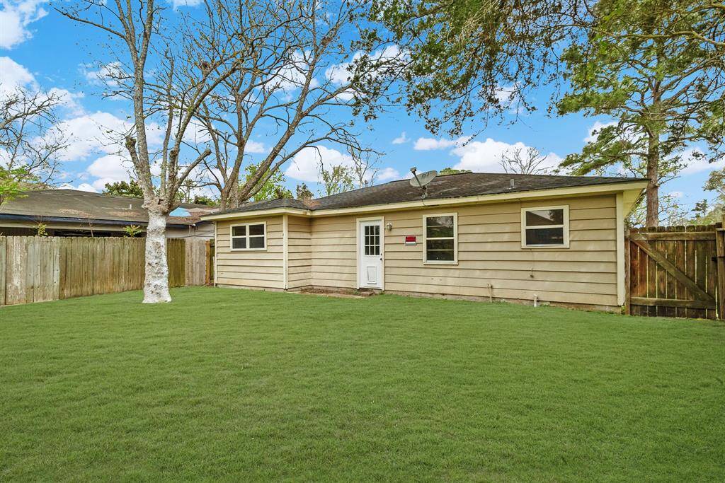 Now, let’s talk about this backyard. Fenced for privacy, plenty of grassy space. You’ve got room for a deck, a fire pit, or even a garden—whatever your vision is, this yard can handle it.