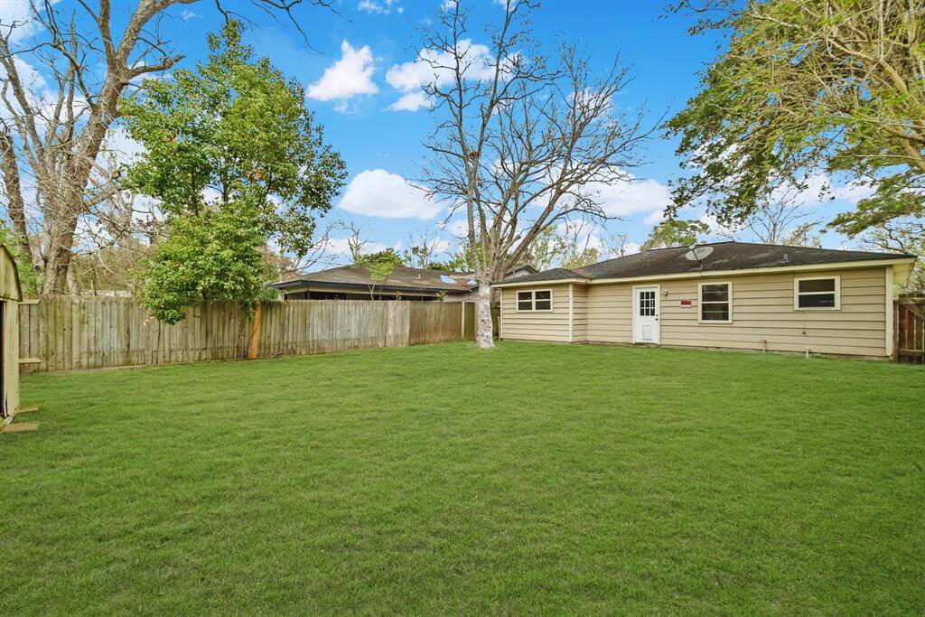 Look at all this space! You want room to entertain? You got it. Space for the dogs to run? No problem. A quiet, private escape from the hustle? Absolutely. Whether you’re picturing summer BBQs or a peaceful morning coffee, this backyard is ready to make it happen.