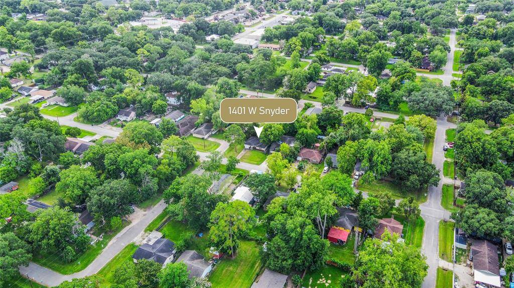 From above, you can see just how much land you’re working with—room to expand, entertain, or just enjoy having a little extra breathing room. Big lot, big potential