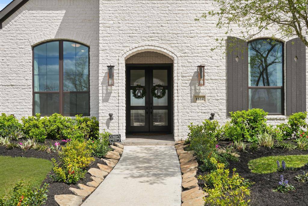 The entrance is so inviting! The fabulous mahogany double doors are flanked by gas lanterns.