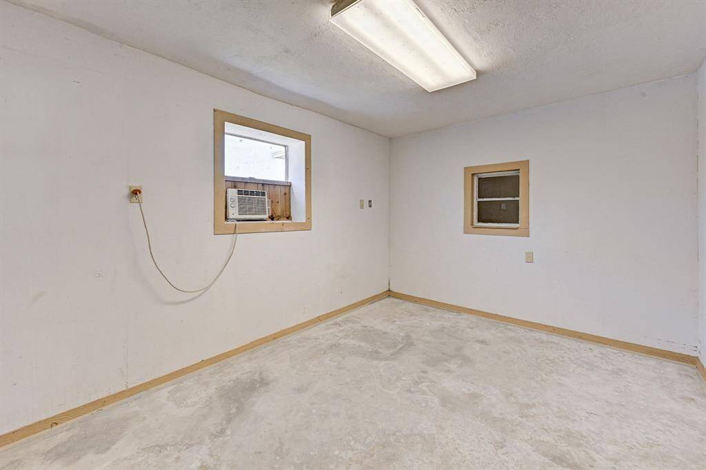 Even has a designated office space with working window unit.
