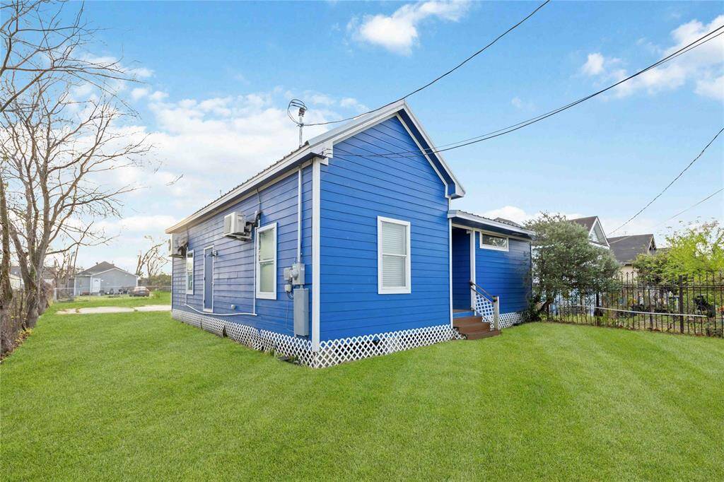 Tons of space to play or relax in this spacious backyard!