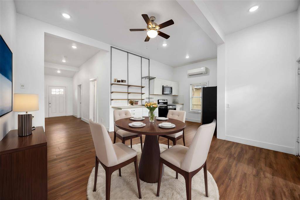 The area between living and kitchen is perfect for a breakfast or dining room. (virtually staged.