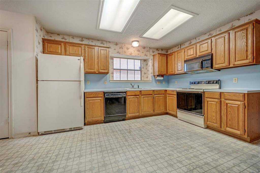 here is the kitchen, very spacious