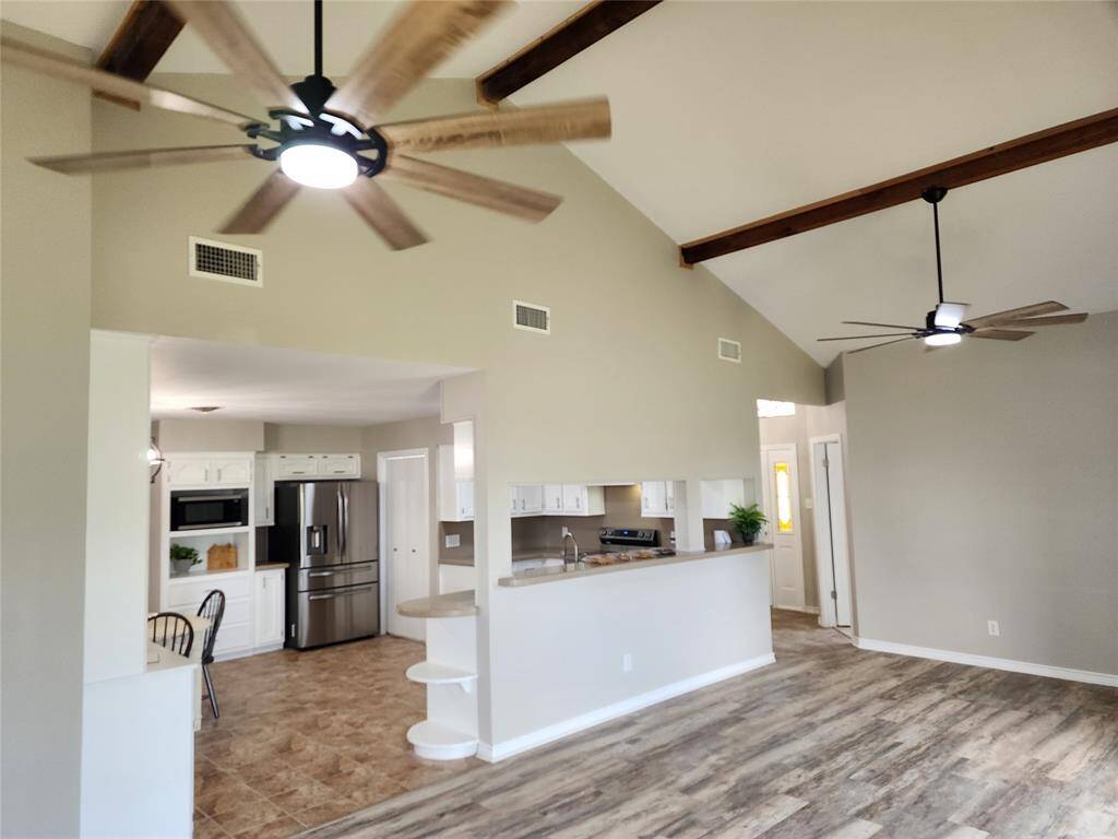 Open concept to kitchen/dining area