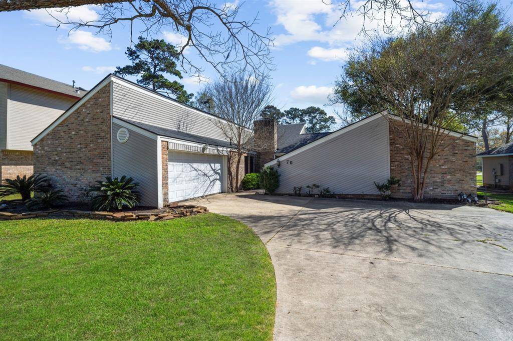 This charming 1-story home offers sweeping golf course views and a serene, peaceful atmosphere.