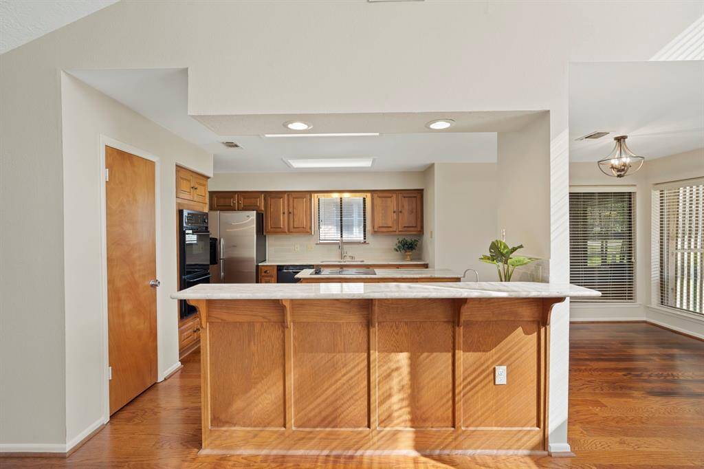 The breakfast bar provides an additional seating area in the kitchen with plenty of room for 4 bar stools.