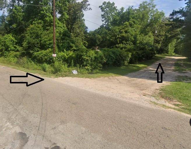 This is the entrance to CR 3704 to arrive to property. This is not part of the sale.