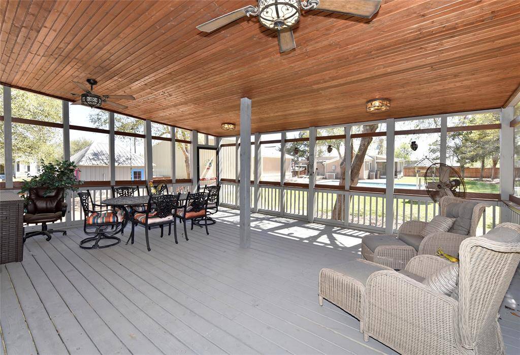 The screened in porch on the Main house has room for the whole family at the same time. Watch the kids swim from the comfort of the screened in porch.