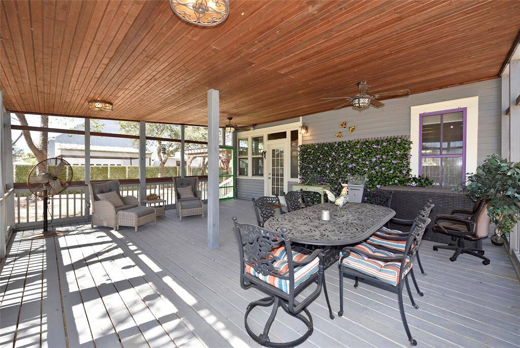 Another view of he porch.