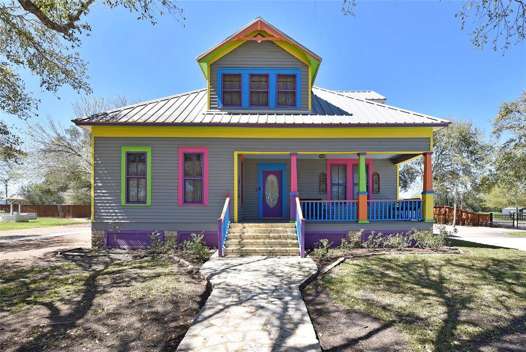 Come on up the Austin Limestone steps onto the covered front porch. Notice the metal roof. No worrying that the insurance company will deny coverage because of an over-5-year-old-roof!