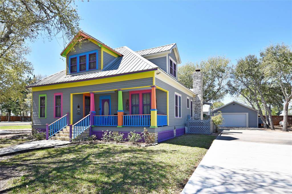 Yes, it is very colorful. This house is fun! The extra wide, long driveway affords the the owner's guests plenty of parking space.