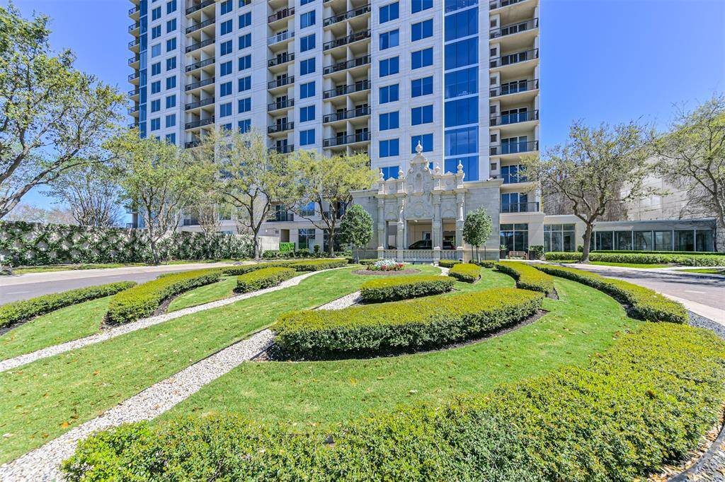 Aruguably the most outstanding residential highrise building in Houston, the Royalton is recognized for it's aesthetic style
