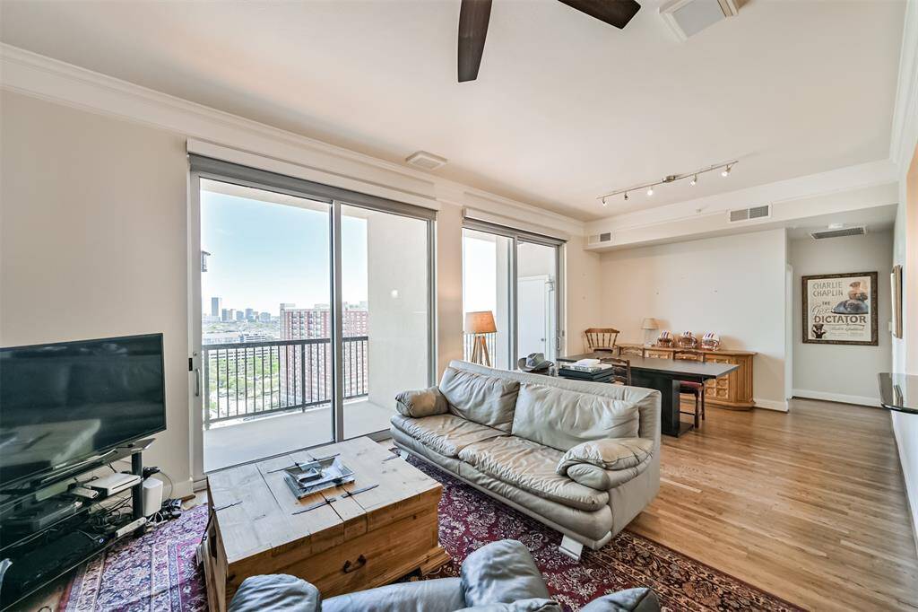 Large & spacious Living Room wth lovely hardwood floors