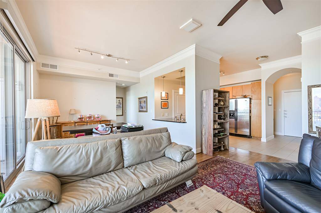 Convenient passtrhrough form Kitchen to Living Room