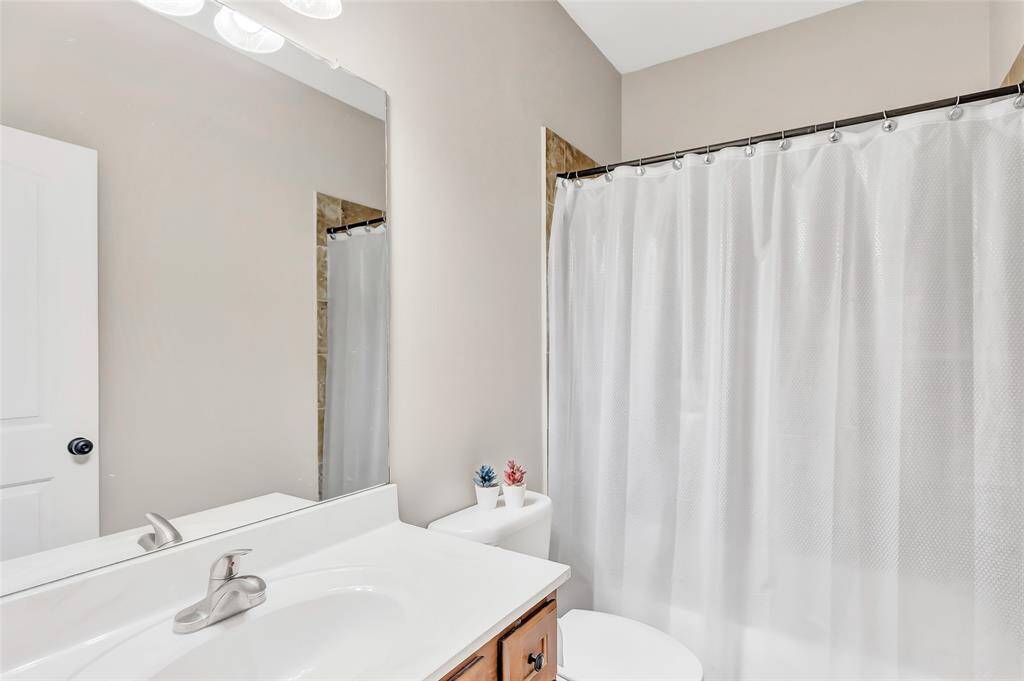 Full bathroom in the center.