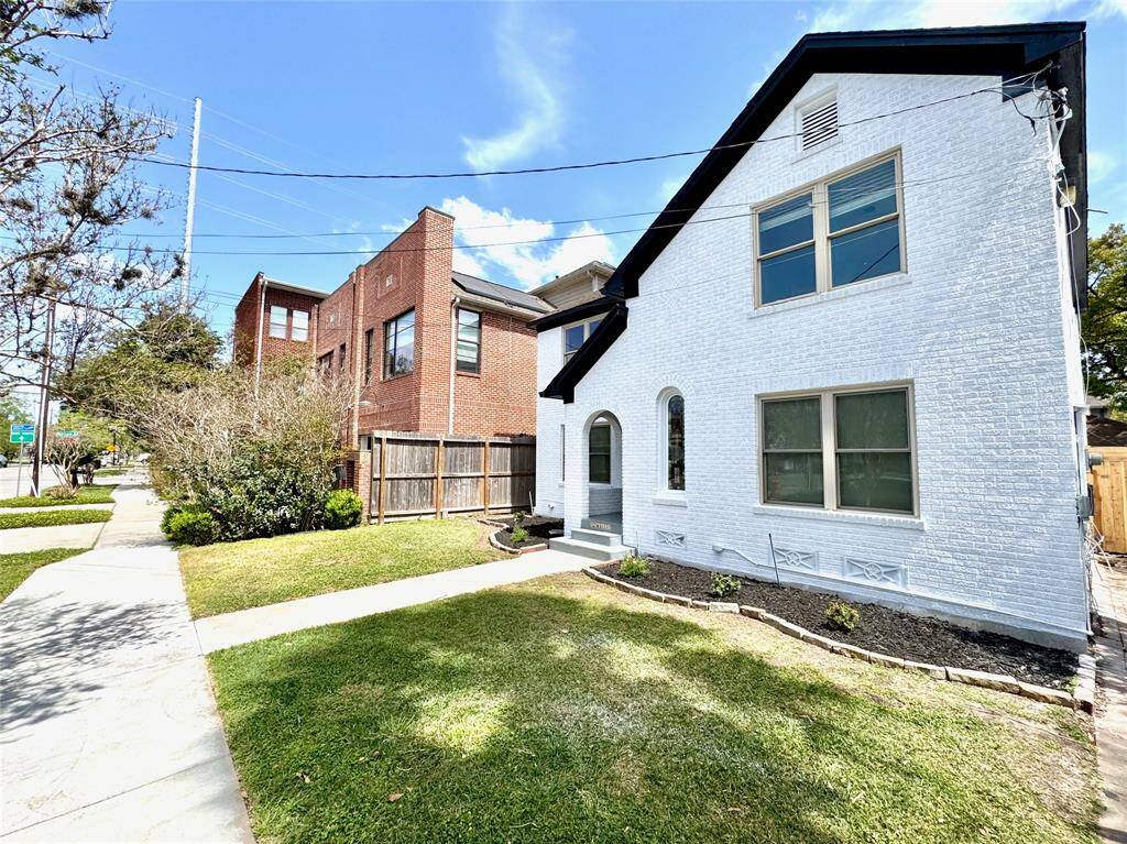 This location cannot be surpassed - high walkability score - steps to top restaurants, shops, schools, grocers, parks, coffee shops, banks, art galleries, gyms.