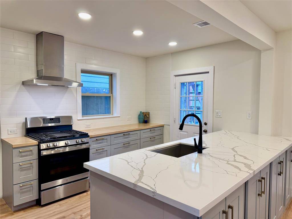 There is no shortage of storage in this kitchen, including many precious drawers and pantry shelves next to the fridge.