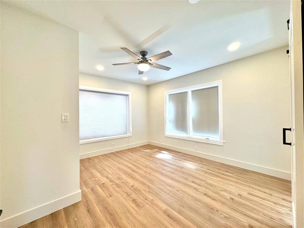 The oversized picture window and 2 other large windows let in loads of natural light into this primary bedroom.