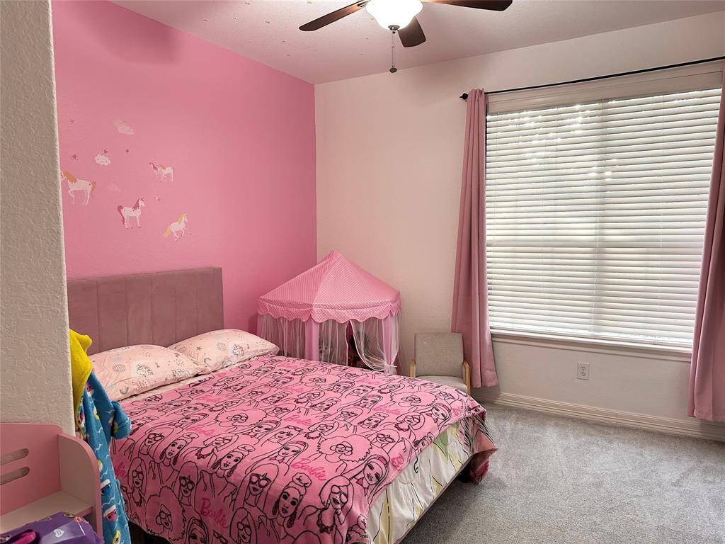 Large secondary bedroom