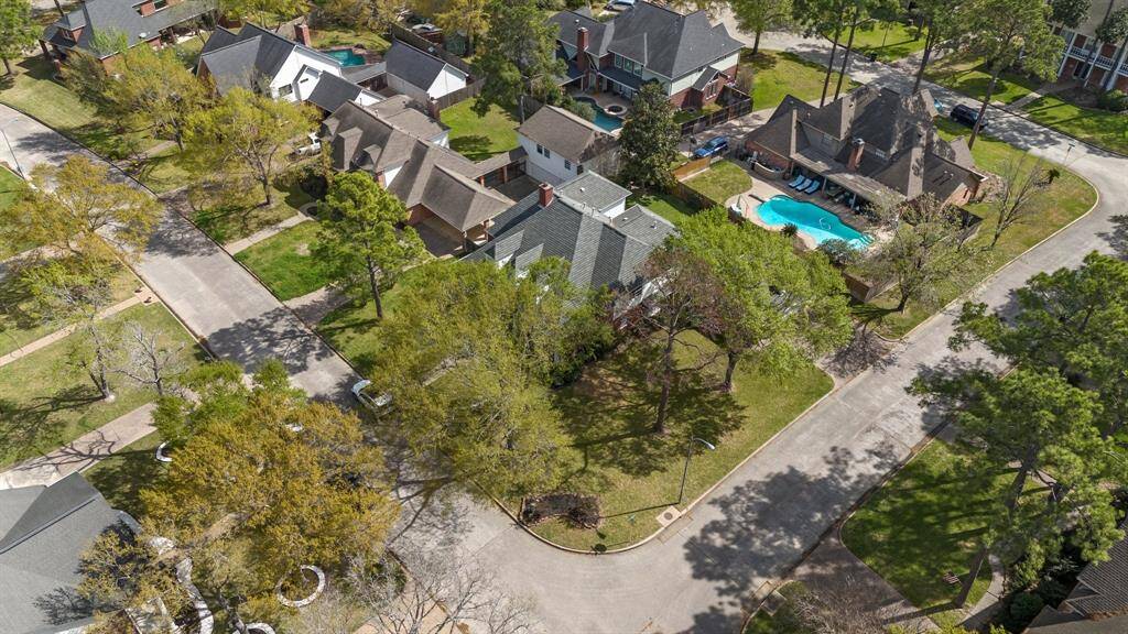 Great corner lot tucked away in Lakewood Forest.