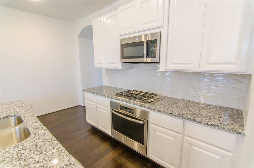 Kitchen with fancy flashing behind stove