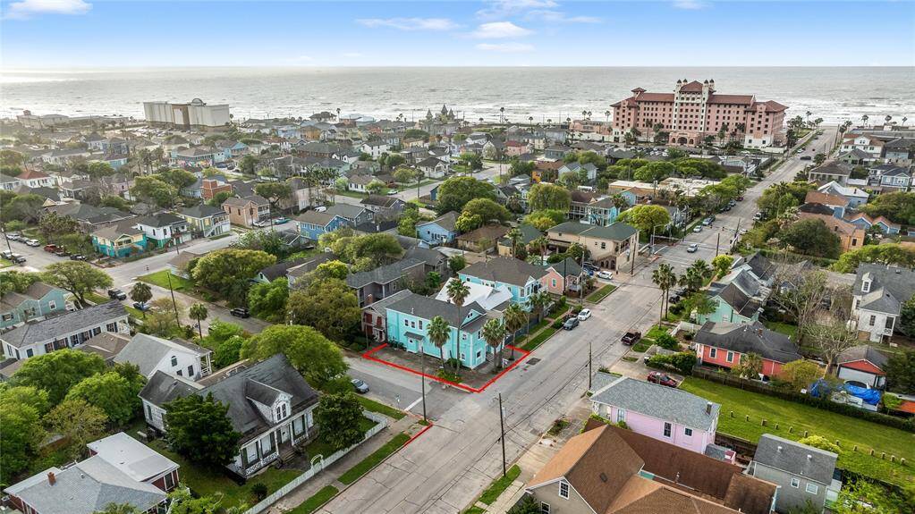 An ideal location for investors looking to renovate a multi-family property that is so close to Galveston's great institutions and attractions like UTMB, Texas A&M Galveston, Pleasure Pier and the beach.