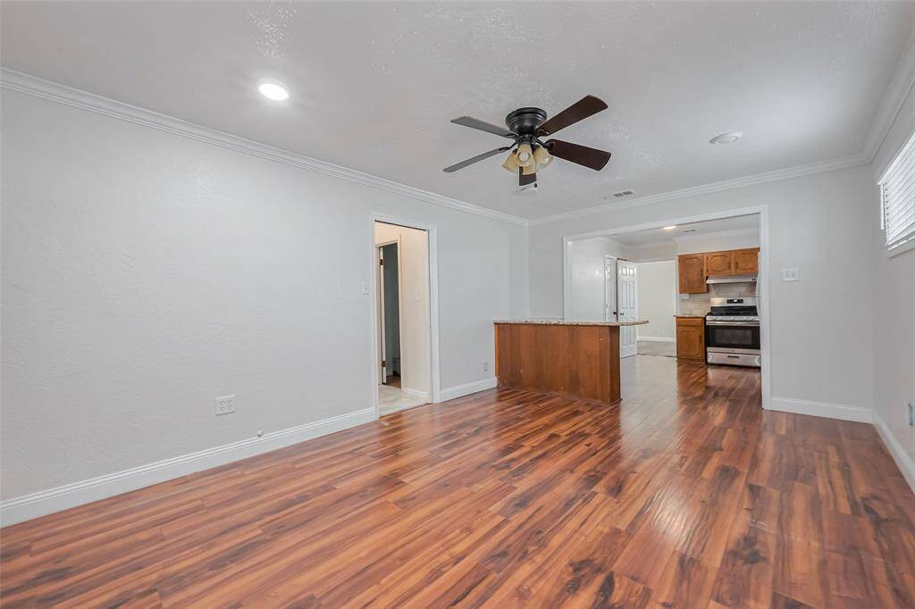 The seamless connection between the dining area and kitchen ensures effortless entertaining. A direct sightline to the kitchen enhances the feeling of openness while maintaining a defined dining space.