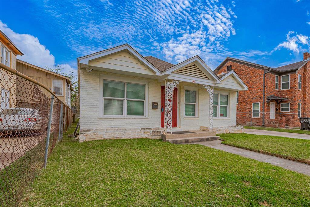 A well-maintained grassy expanse enhances the home’s curb appeal, offering a charming and inviting front yard.