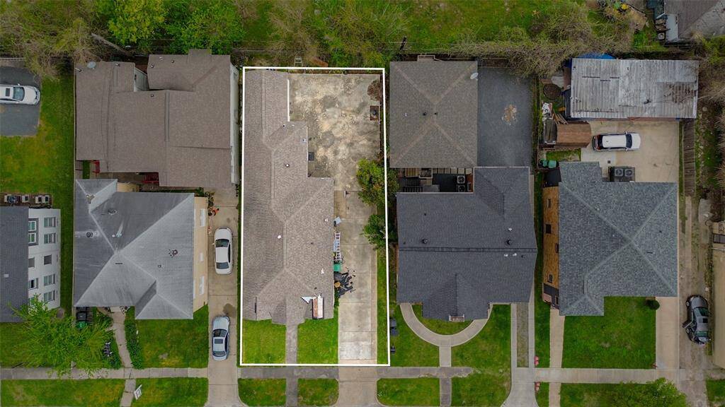 A bird’s-eye view captures the entire property footprint, illustrating the home’s layout in relation to the lot.