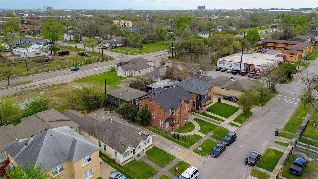 A slightly different aerial perspective captures the well-kept streets and lush greenery in the surrounding area.