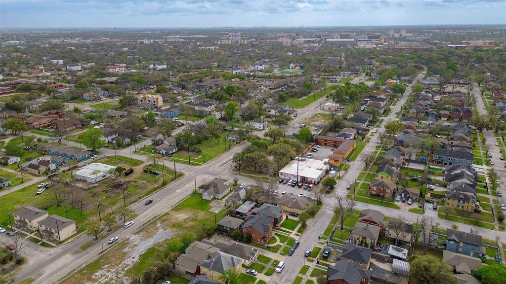 A comprehensive view of the neighborhood and beyond, illustrating how this property fits into the dynamic Houston landscape.