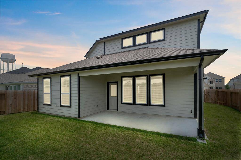 This backyard with its covered patio is enjoyable for everyone! From pets playing, kids jumping on the trampoline, or even having a garden, this amazing backyard provides space for endless activities for the whole family!
