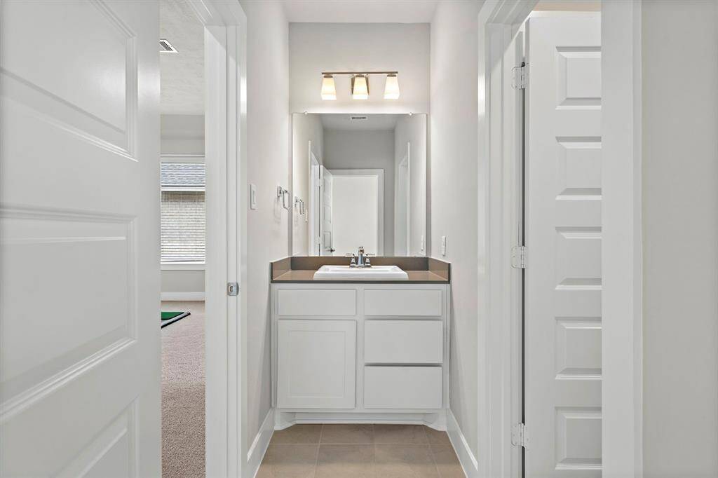 Jack-Jill bathroom between the two secondary bedrooms upstairs.