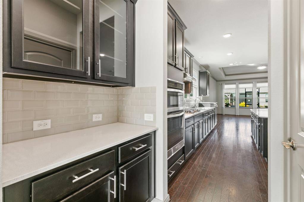 Butler's pantry is perfect for serving multiple dishes.