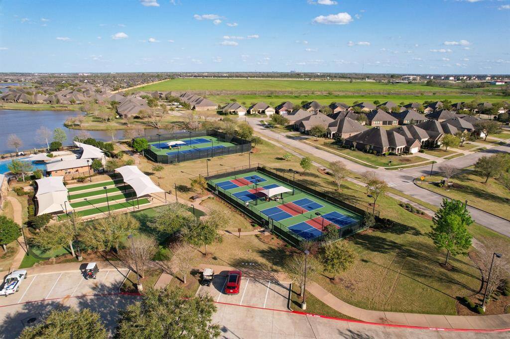 You'll enjoy all the wonderful Del Webb amenities including pickleball.